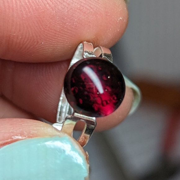 Hand crafted Hot pink glass stone ring with adjustable silver plated ring base. - Picture 2 of 4